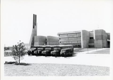 Exterior of UTSC with buses and drivers in front