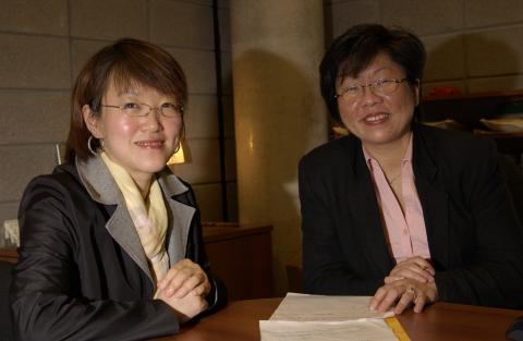 Elaine Khoo and Student in Writing Centre