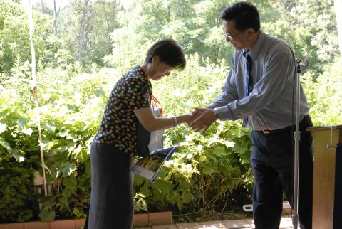 Kwong-loi Shun Makes a Presentation, Green Path Program Graduation Event, Marquee Tent, Miller Lash House Gardens